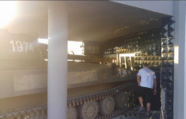 В Польше САУ "Гвоздика" въехала в дискотеку В Польше САУ "Гвоздика" въехала в дискотеку