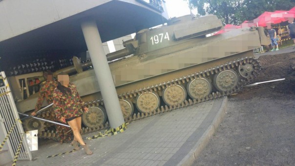 В Польше САУ "Гвоздика" въехала в дискотеку В Польше САУ "Гвоздика" въехала в дискотеку