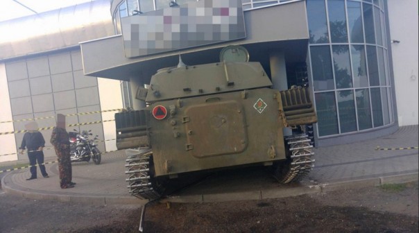 В Польше САУ "Гвоздика" въехала в дискотеку В Польше САУ "Гвоздика" въехала в дискотеку