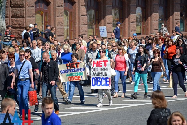 Более 60 тыс. жителей ДНР приняли участие в шествии против введения вооруженной миссии ОБСЕ в Донбасс