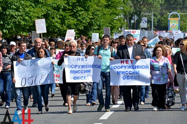 Более 60 тыс. жителей ДНР приняли участие в шествии против введения вооруженной миссии ОБСЕ в Донбасс