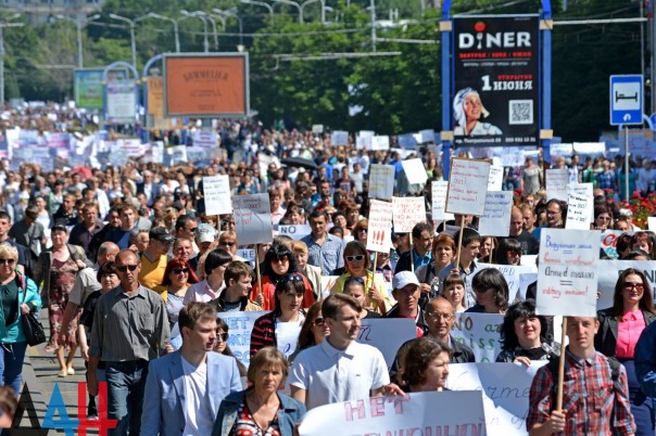 Более 60 тыс. жителей ДНР приняли участие в шествии против введения вооруженной миссии ОБСЕ в Донбасс
