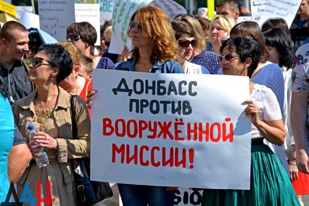 Более 60 тыс. жителей ДНР приняли участие в шествии против введения вооруженной миссии ОБСЕ в Донбасс