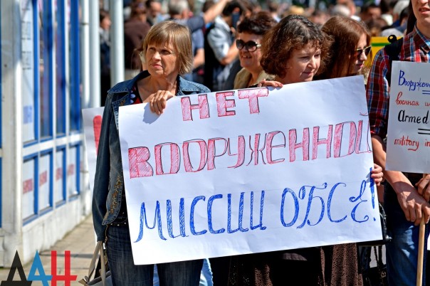 Более 60 тыс. жителей ДНР приняли участие в шествии против введения вооруженной миссии ОБСЕ в Донбасс
