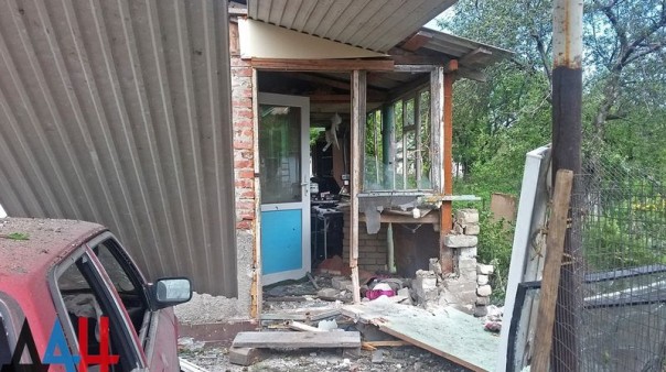 Сводка от МО ДНР 10 июня 2016 года. Укрофашисты более 3,5 тысячи раз обстреляли ДНР, повреждено 77 домостроений, погибли пять человек, 21 ранены Сводка от МО ДНР 10 июня 2016 года. Укрофашисты более 3,5 тысячи раз обстреляли ДНР, повреждено 77 домостроений, погибли пять человек, 21 ранены