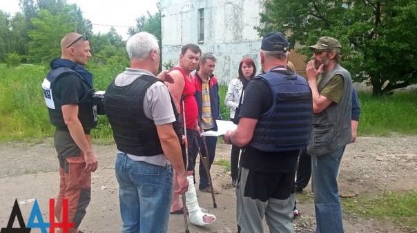 Сводка от МО ДНР 10 июня 2016 года. Укрофашисты более 3,5 тысячи раз обстреляли ДНР, повреждено 77 домостроений, погибли пять человек, 21 ранены Сводка от МО ДНР 10 июня 2016 года. Укрофашисты более 3,5 тысячи раз обстреляли ДНР, повреждено 77 домостроений, погибли пять человек, 21 ранены