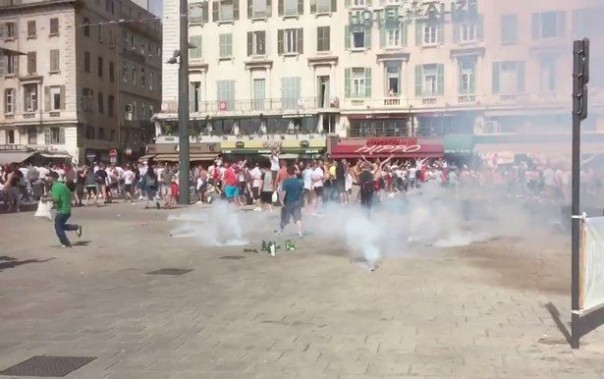 Беспорядки в Марселе: английские болельщики забросали бутылками автобус с россиянами Беспорядки в Марселе: английские болельщики забросали бутылками автобус с россиянами