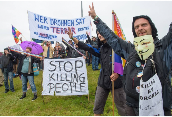 Тысячи немцев окружили базу ВС США в Германии