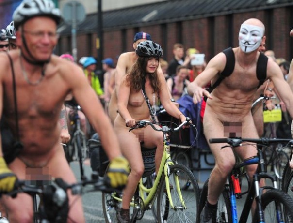 Сотни голых велосипедистов проехали по улицам Лондона 18+ Сотни голых велосипедистов проехали по улицам Лондона 18+