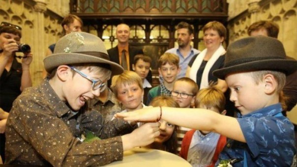 Новая реальность западной школы: «свадьба» двух мальчиков, как часть обучения Новая реальность западной школы: «свадьба» двух мальчиков, как часть обучения