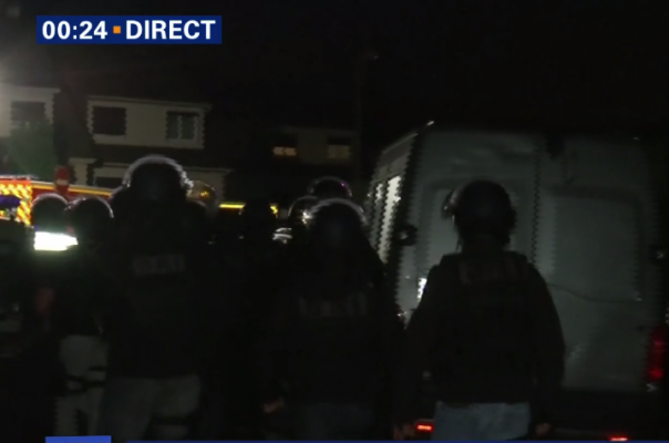 В пригороде Парижа неизвестный убил полицейского и захватил заложников В пригороде Парижа неизвестный убил полицейского и захватил заложников