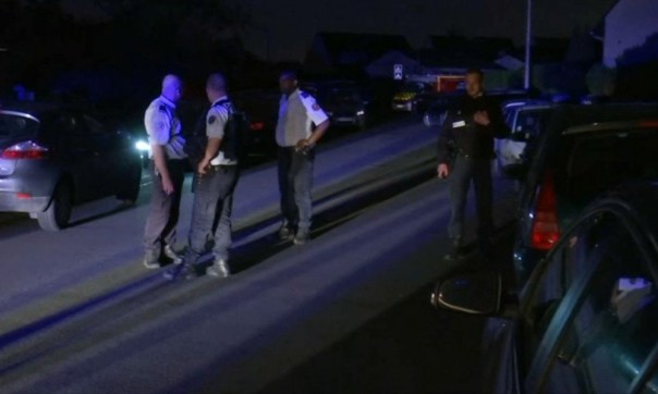 В пригороде Парижа неизвестный убил полицейского и захватил заложников В пригороде Парижа неизвестный убил полицейского и захватил заложников