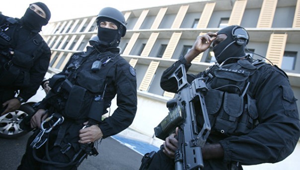 Спецназ Франции блокировал российских фанатов, следующих на матч в Лилль