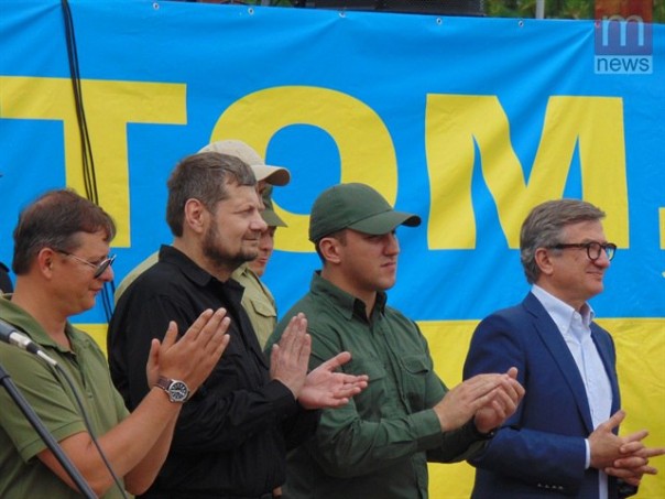 А что это там у нас за музчинка стоит и улыбается рядом с нацистами? 
