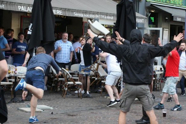 Полиция пресекла столкновения болельщиков из России, Уэльса и Англии в центре Лилля Полиция пресекла столкновения болельщиков из России, Уэльса и Англии в центре Лилля