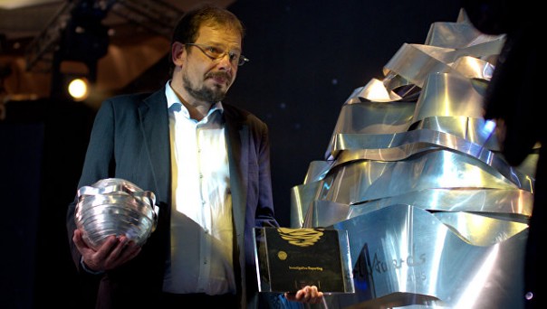 Автор фильмов о допинге в России привлек внимание отклеивающейся бородой