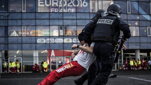 СМИ: в Лионе болельщики из Франции и Бельгии получили ножевые ранения