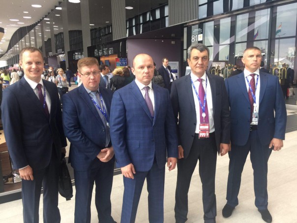 Делегация Севастополя прибыла на экономический форум в Питер — прорывать блокаду Крыма Делегация Севастополя прибыла на экономический форум в Питер — прорывать блокаду Крыма