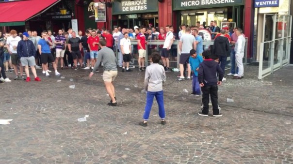 Пьяные английские болельщики издевались над детьми-беженцами в Лилле