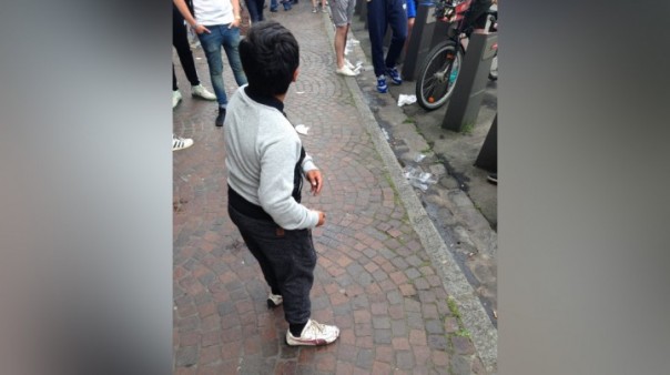 Пьяные английские болельщики издевались над детьми-беженцами в Лилле Пьяные английские болельщики издевались над детьми-беженцами в Лилле