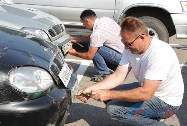 ГИБДД ЛНР торжественно выдала первые республиканские автомобильные номера ГИБДД ЛНР торжественно выдала первые республиканские автомобильные номера