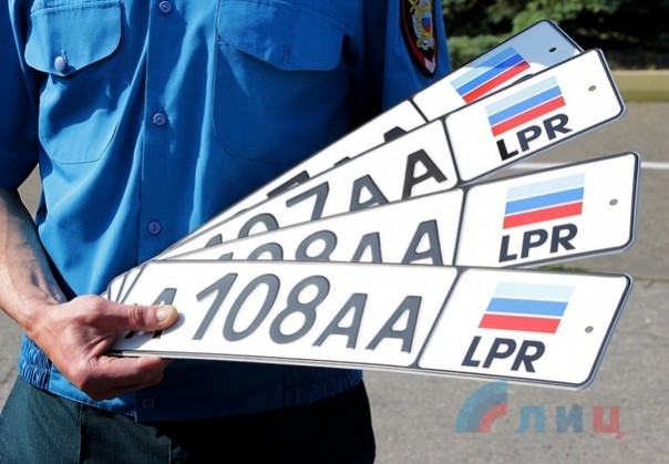 ГИБДД ЛНР торжественно выдала первые республиканские автомобильные номера