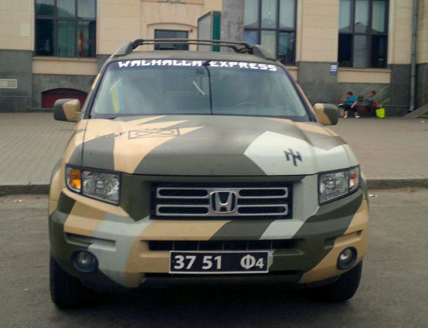 Эсэсовское лицо МВД Украины: Что делают евреи в автомобиле с символикой SS?