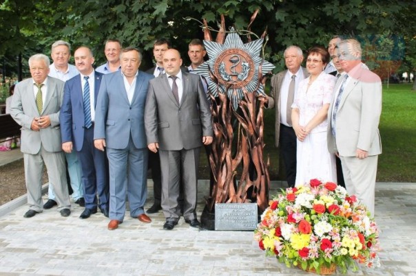 Две страны - две новости: Открытие скульптуры «Медицинская слава Донбасса» и в каждой области Украины придётся уволить по 7 тысяч врачей — нет денег