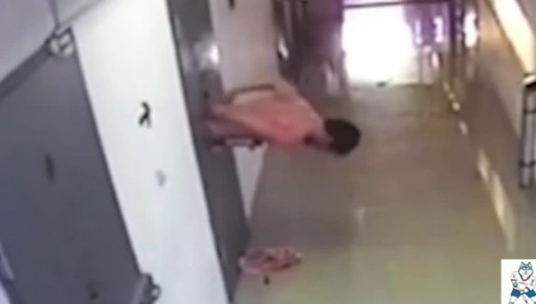 Преступник сбежал из изолятора, протиснувшись через окошко для подачи еды. Видео