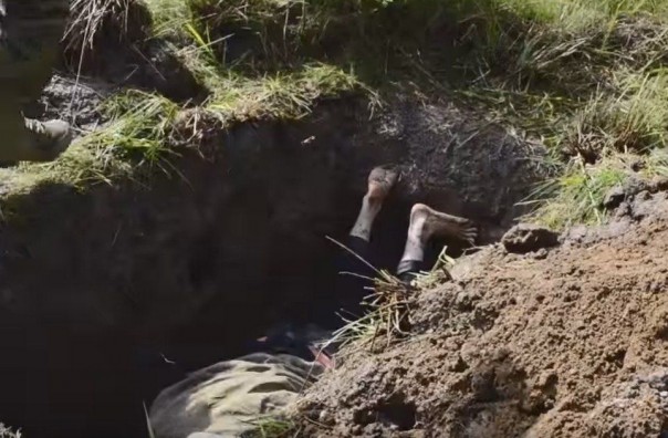 Укрофашисты сняли видео о том, как они закапывают "сепара"