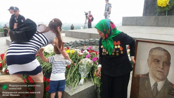 Ветераны в Киеве не струсили: георгиевские ленты, гвоздики и смелая критика нацизма Ветераны в Киеве не струсили: георгиевские ленты, гвоздики и смелая критика нацизма