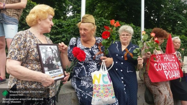 Ветераны в Киеве не струсили: георгиевские ленты, гвоздики и смелая критика нацизма Ветераны в Киеве не струсили: георгиевские ленты, гвоздики и смелая критика нацизма