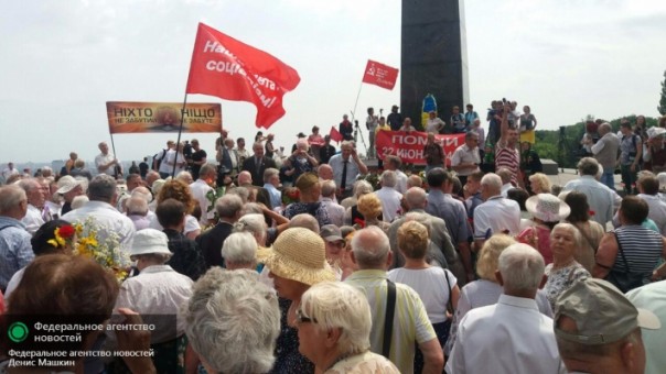 Ветераны в Киеве не струсили: георгиевские ленты, гвоздики и смелая критика нацизма Ветераны в Киеве не струсили: георгиевские ленты, гвоздики и смелая критика нацизма