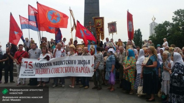 Ветераны в Киеве не струсили: георгиевские ленты, гвоздики и смелая критика нацизма