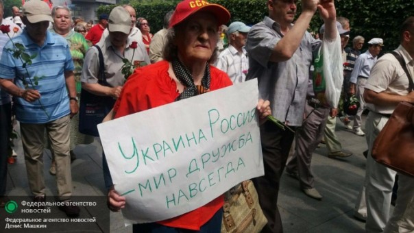 Ветераны в Киеве не струсили: георгиевские ленты, гвоздики и смелая критика нацизма Ветераны в Киеве не струсили: георгиевские ленты, гвоздики и смелая критика нацизма