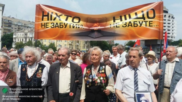 Ветераны в Киеве не струсили: георгиевские ленты, гвоздики и смелая критика нацизма Ветераны в Киеве не струсили: георгиевские ленты, гвоздики и смелая критика нацизма