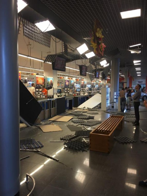 Во Львове на посетителей рухнул потолок Во Львове на посетителей рухнул потолок