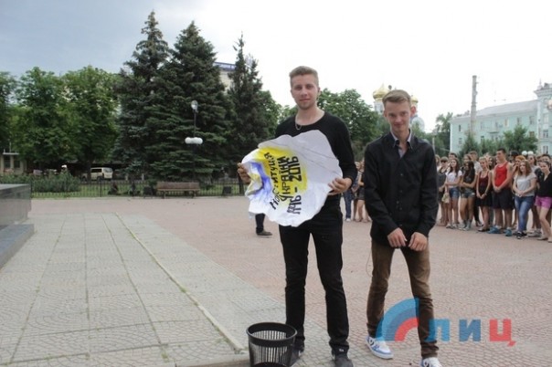 Молодежь Луганска похоронила конституцию Украины в мусорной урне перед памятником Шевченко