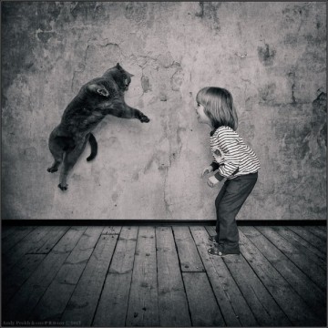 Маленькая девочка и кот