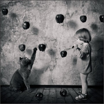 Маленькая девочка и кот