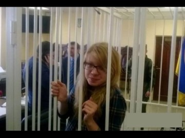 Спецназ за волосы выволок неонацистку Заверуху из зала суда в Киеве