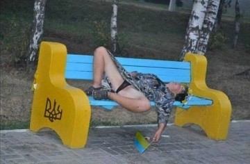 Украинские СМИ: Гражданам разрешили не вставать с дивана во время гимна