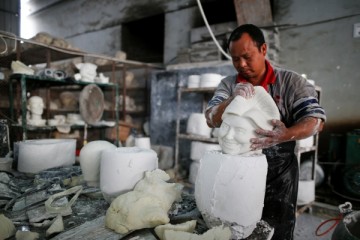 Китайцы наживаются на продаже в США туалетной бумаги с портретами Трампа и Клинтон