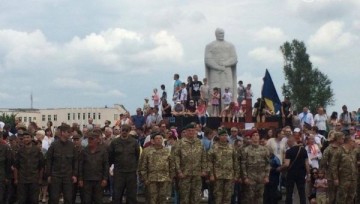 В Мариуполе отказались вытирать ноги о российский флаг