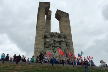 Фашисту доску открывать - без проблем, а памятник жертвам концлагеря - не едут