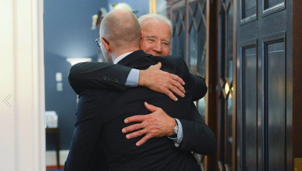 "Ну шо там у хохлов": Фото Яценюка с утренней пробежки по Вашингтону взорвало интернет "Ну шо там у хохлов": Фото Яценюка с утренней пробежки по Вашингтону взорвало интернет