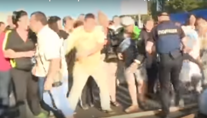 В Киеве вспыхнул бунт предпринимателей. Драка с правоохранителями (видео)