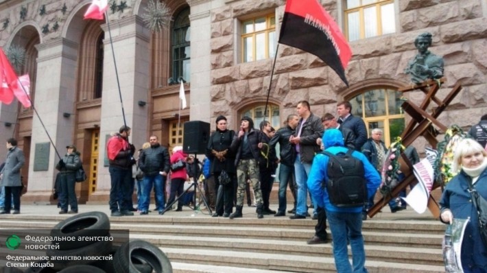 Власти Украины придумали, как обуздать бесчинствующий «Правый сектор» Власти Украины придумали, как обуздать бесчинствующий «Правый сектор»