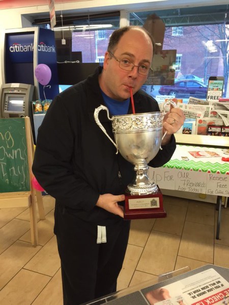 Кто во что горазд: в США люди набирали любимый напиток в унитаз, лишь бы унести домой Кто во что горазд: в США люди набирали любимый напиток в унитаз, лишь бы унести домой