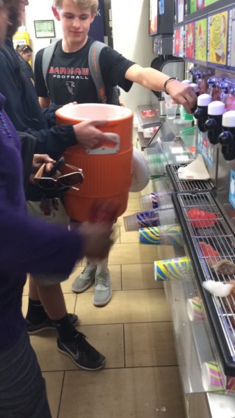 Кто во что горазд: в США люди набирали любимый напиток в унитаз, лишь бы унести домой Кто во что горазд: в США люди набирали любимый напиток в унитаз, лишь бы унести домой